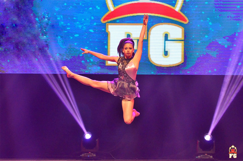 Bailarina en escenario — FitnessGroup